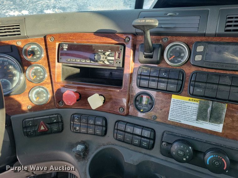 image for item NO9927 2014 Freightliner Cascadia semi truck