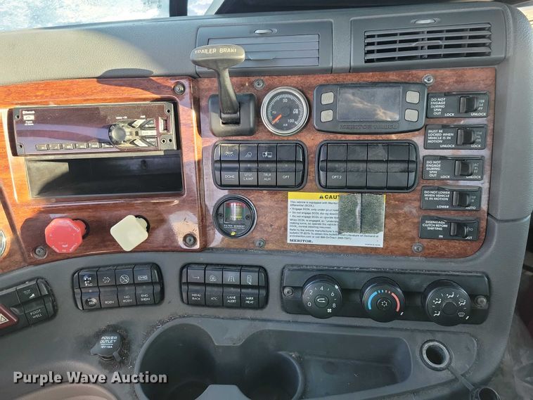 image for item NO9927 2014 Freightliner Cascadia semi truck