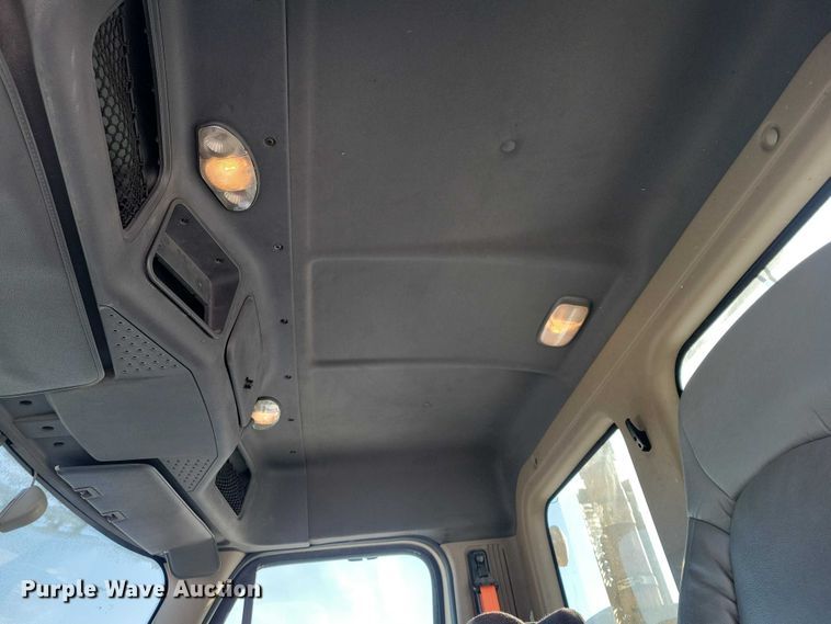 image for item NO9927 2014 Freightliner Cascadia semi truck