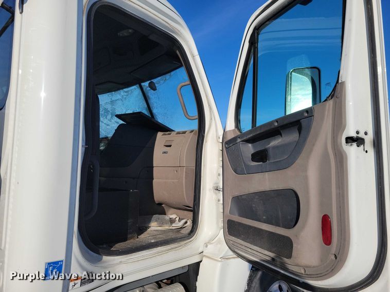 image for item NO9927 2014 Freightliner Cascadia semi truck