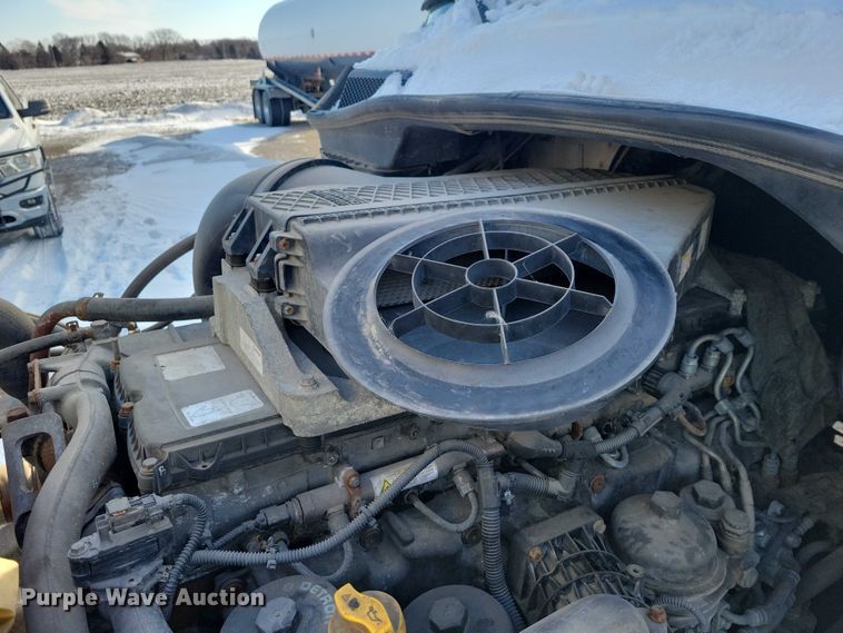 image for item NO9927 2014 Freightliner Cascadia semi truck