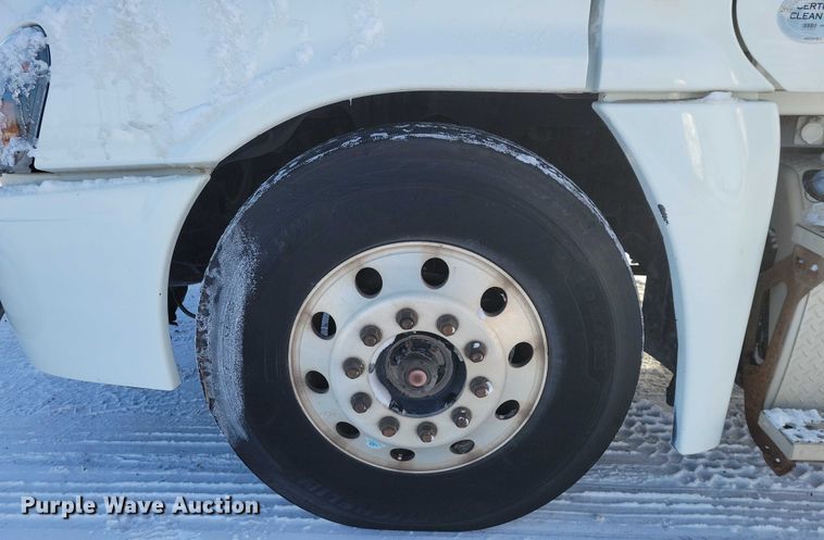 image for item NO9927 2014 Freightliner Cascadia semi truck