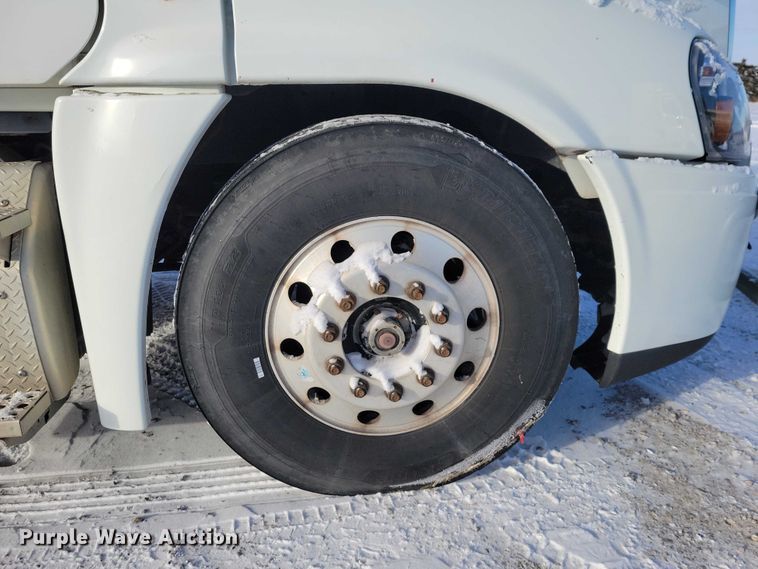 image for item NO9927 2014 Freightliner Cascadia semi truck