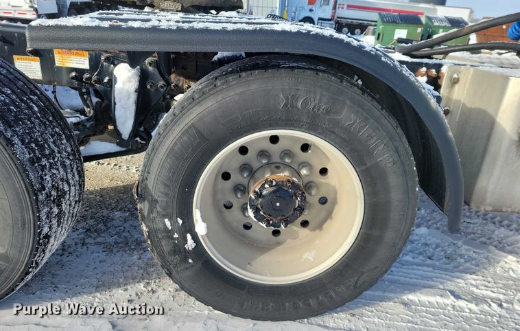 image for item NO9927 2014 Freightliner Cascadia semi truck