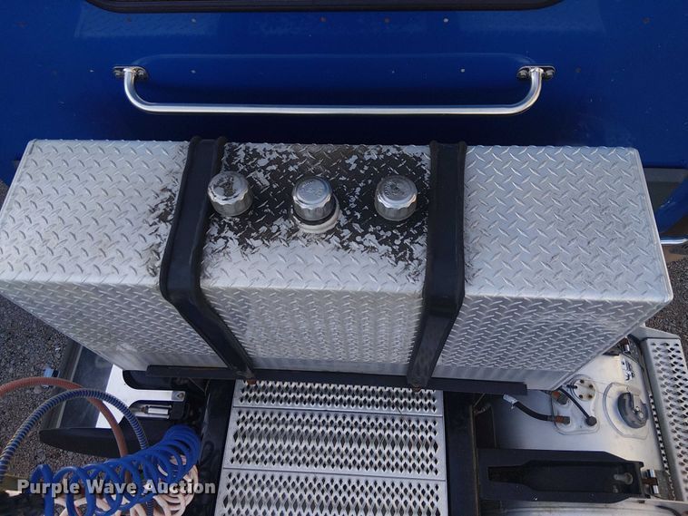 image for item YA1089 2019 Peterbilt 567 semi truck