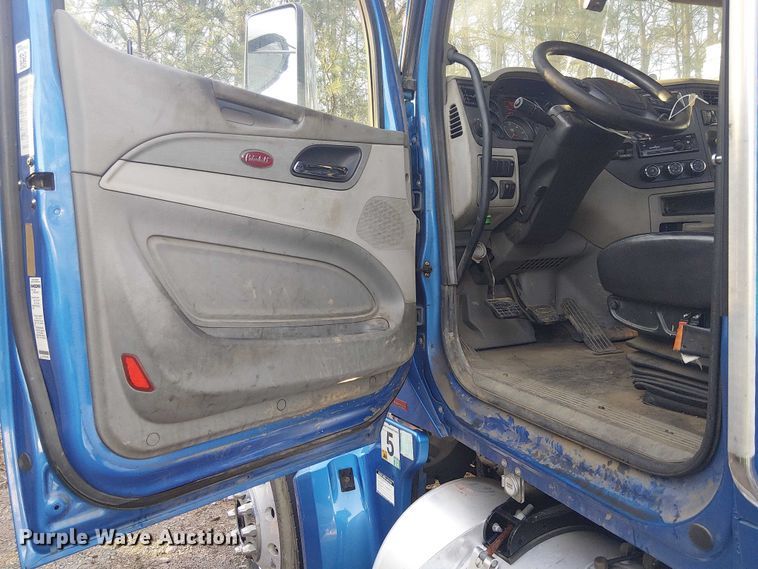 image for item YA1089 2019 Peterbilt 567 semi truck