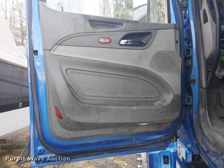 image for item YA1089 2019 Peterbilt 567 semi truck