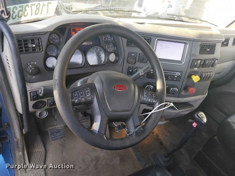 image for item YA1089 2019 Peterbilt 567 semi truck