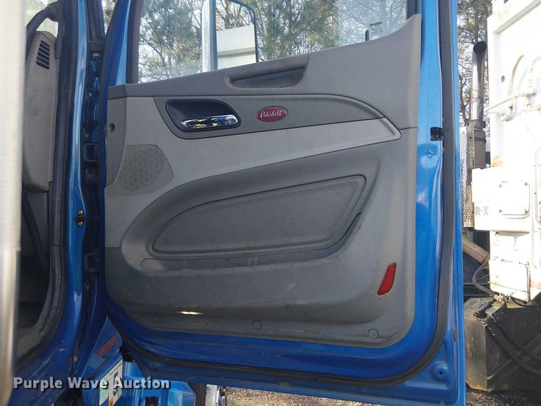 image for item YA1089 2019 Peterbilt 567 semi truck