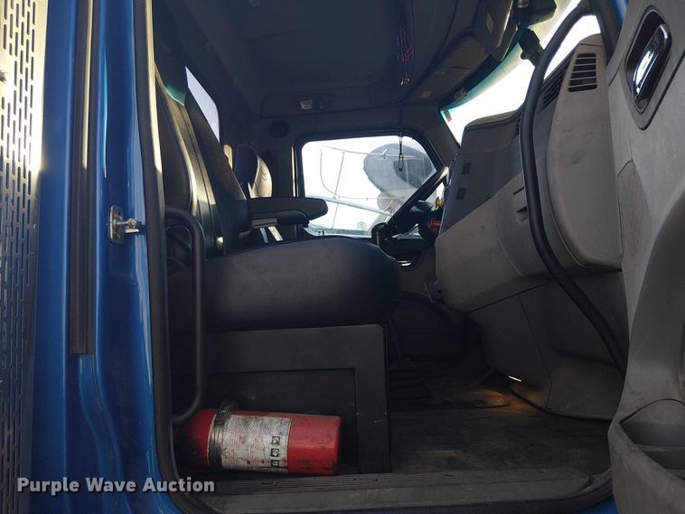 image for item YA1089 2019 Peterbilt 567 semi truck