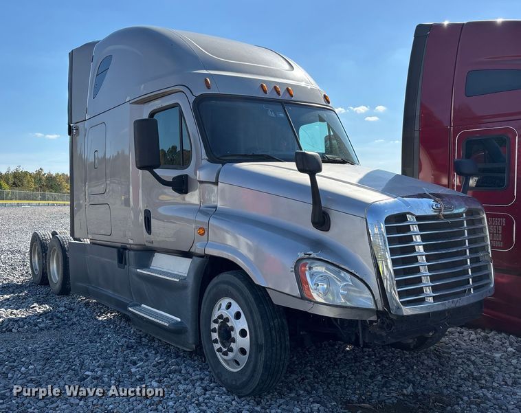 image for item YA1182 2017 Freightliner Cascadia semi truck