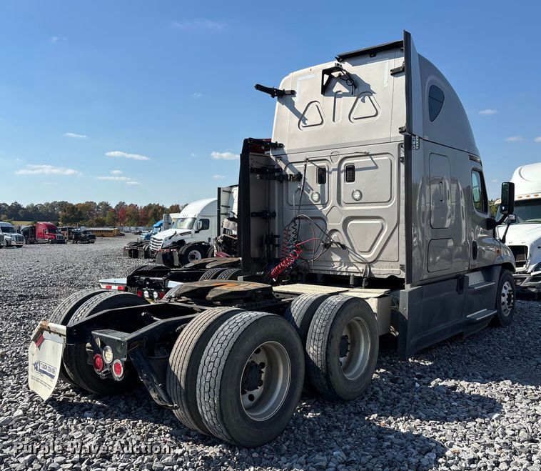 image for item YA1182 2017 Freightliner Cascadia semi truck