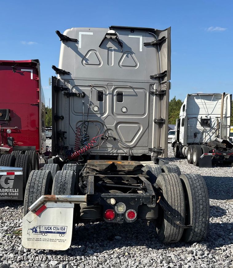 image for item YA1182 2017 Freightliner Cascadia semi truck