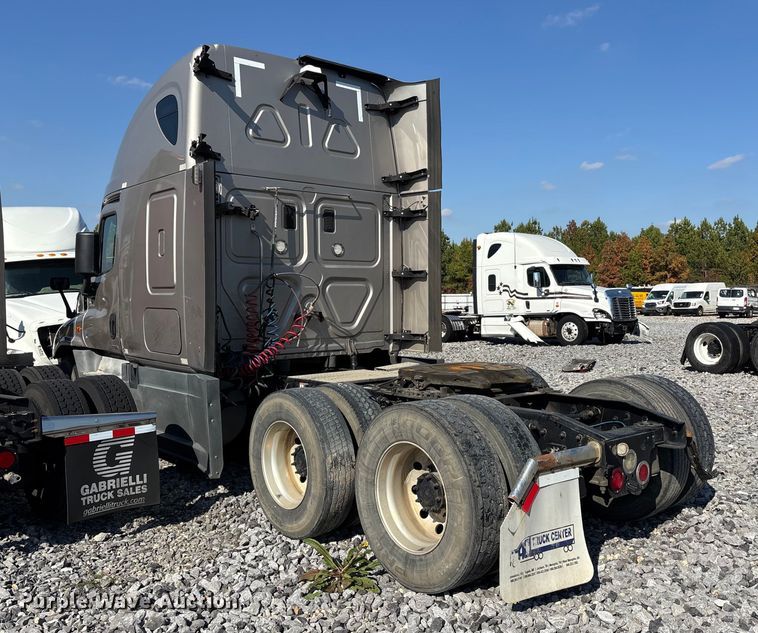 image for item YA1182 2017 Freightliner Cascadia semi truck