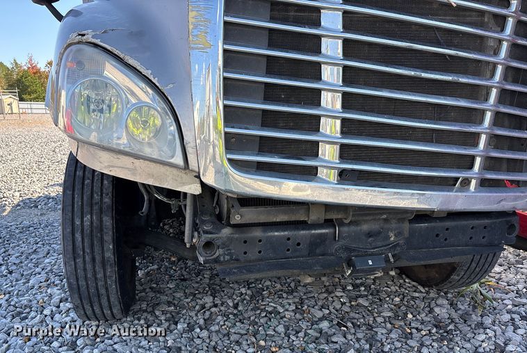 image for item YA1182 2017 Freightliner Cascadia semi truck