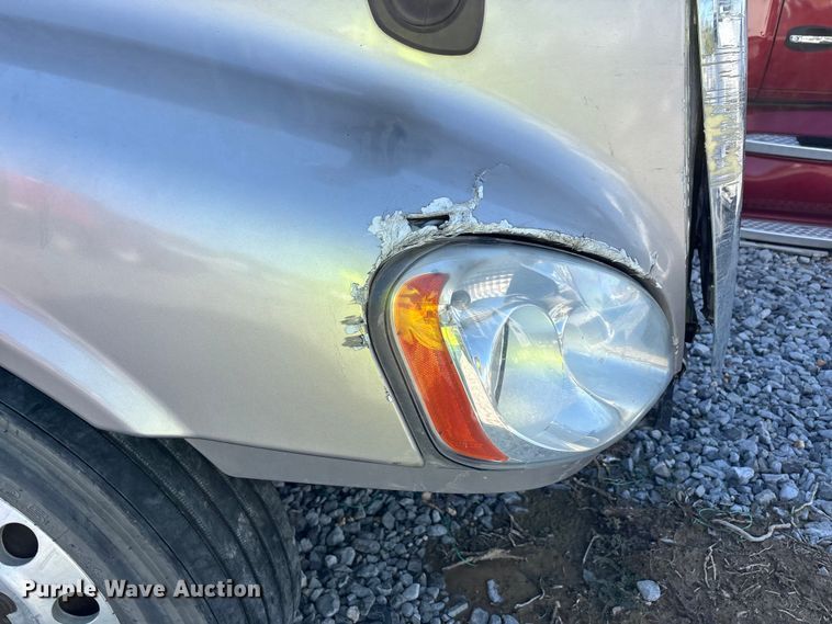 image for item YA1182 2017 Freightliner Cascadia semi truck