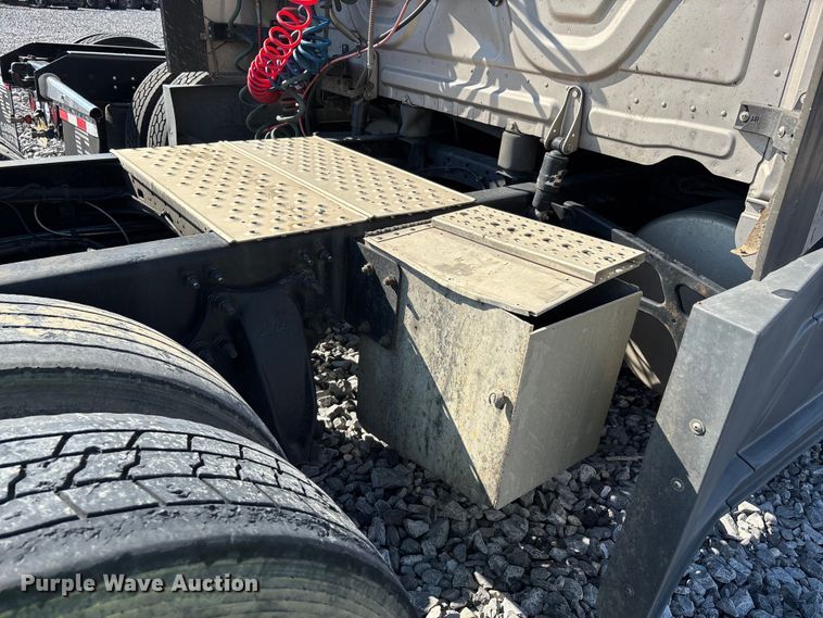 image for item YA1182 2017 Freightliner Cascadia semi truck