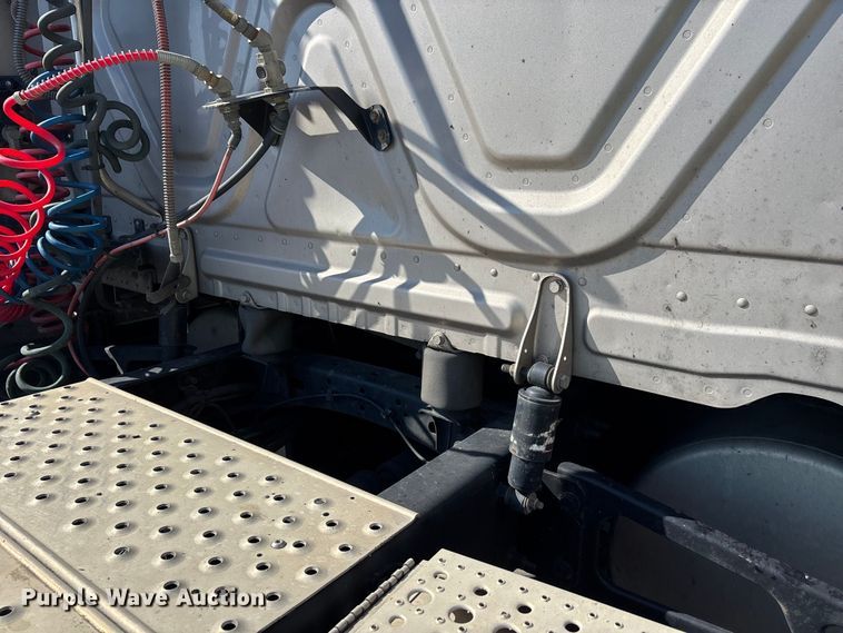 image for item YA1182 2017 Freightliner Cascadia semi truck