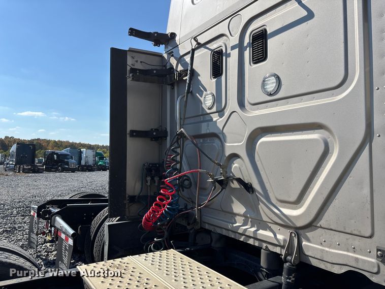 image for item YA1182 2017 Freightliner Cascadia semi truck