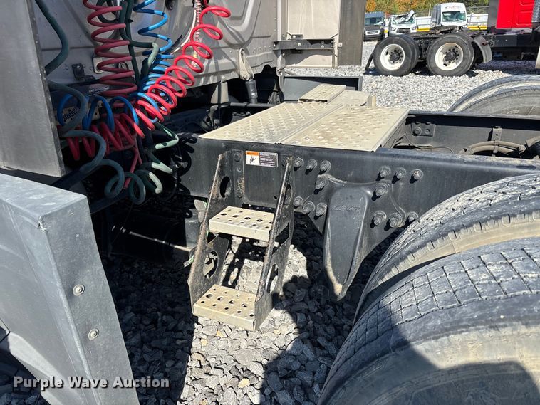 image for item YA1182 2017 Freightliner Cascadia semi truck