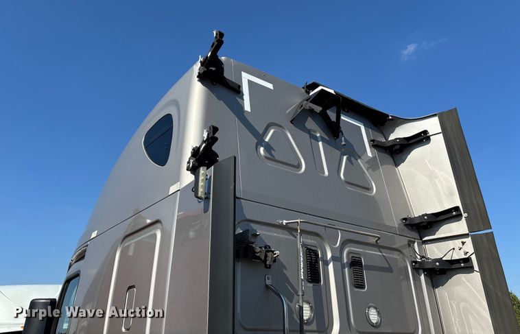 image for item YA1182 2017 Freightliner Cascadia semi truck