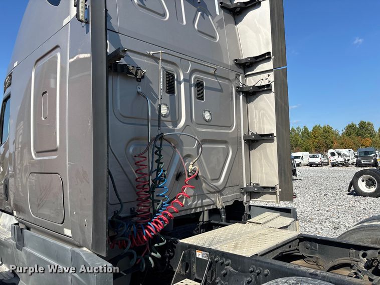 image for item YA1182 2017 Freightliner Cascadia semi truck