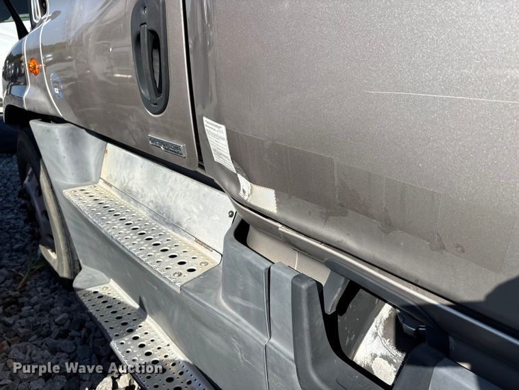 image for item YA1182 2017 Freightliner Cascadia semi truck