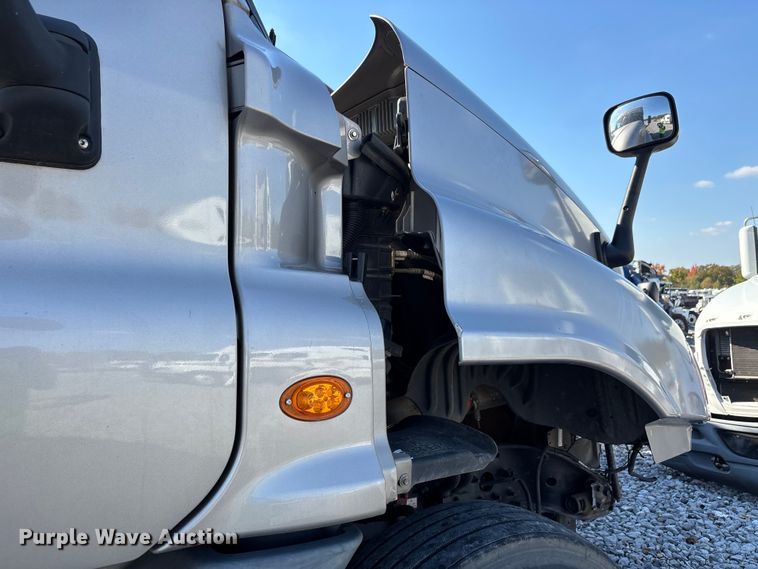 image for item YA1182 2017 Freightliner Cascadia semi truck