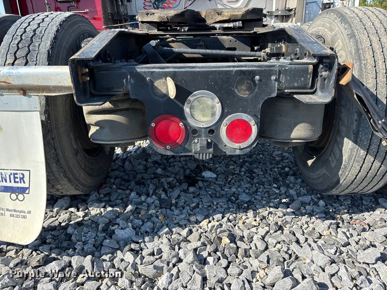 image for item YA1182 2017 Freightliner Cascadia semi truck