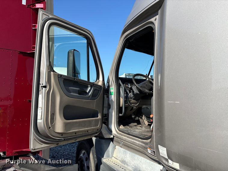 image for item YA1182 2017 Freightliner Cascadia semi truck