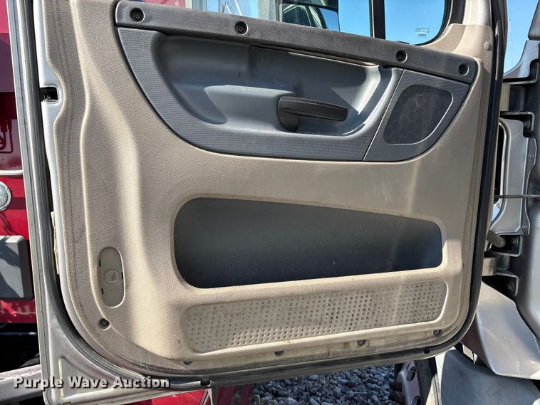 image for item YA1182 2017 Freightliner Cascadia semi truck