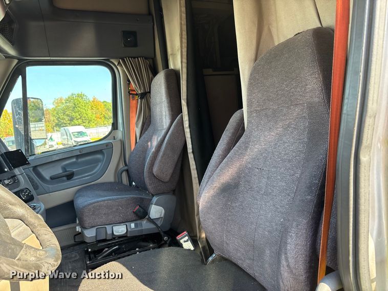 image for item YA1182 2017 Freightliner Cascadia semi truck