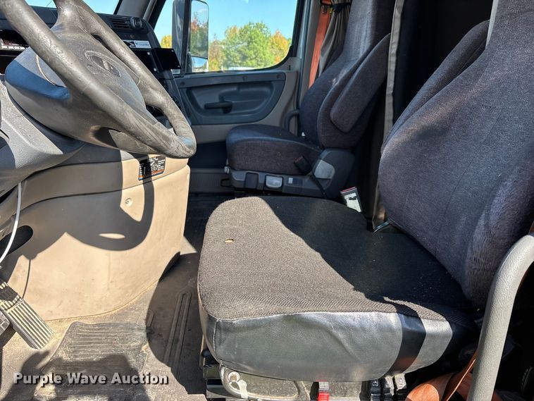 image for item YA1182 2017 Freightliner Cascadia semi truck