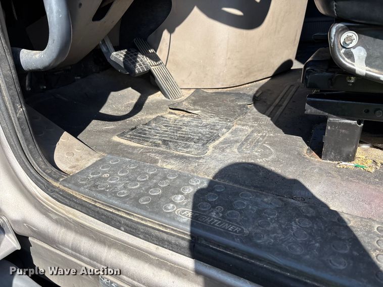 image for item YA1182 2017 Freightliner Cascadia semi truck