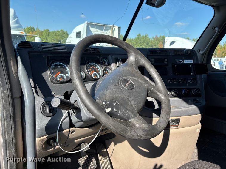 image for item YA1182 2017 Freightliner Cascadia semi truck