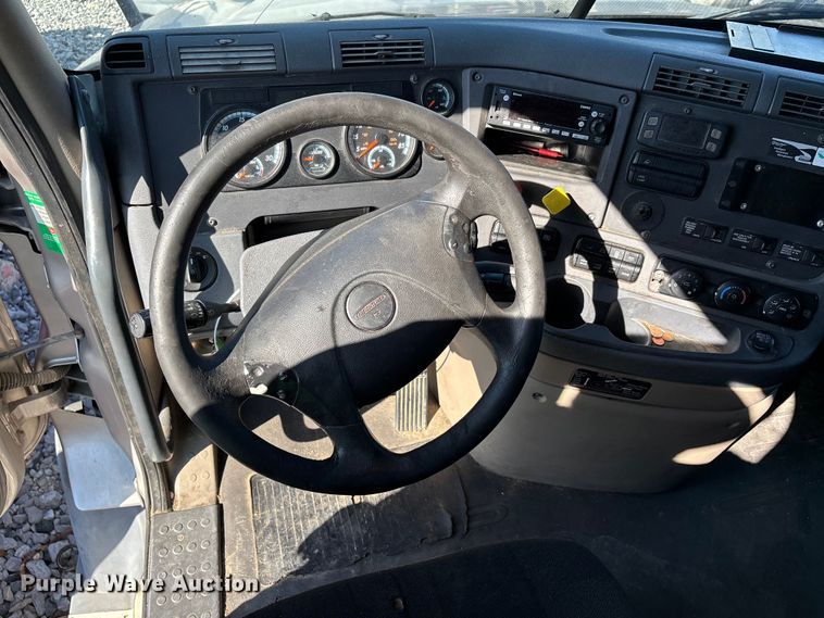 image for item YA1182 2017 Freightliner Cascadia semi truck