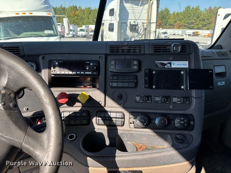 image for item YA1182 2017 Freightliner Cascadia semi truck