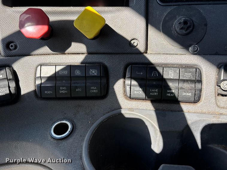 image for item YA1182 2017 Freightliner Cascadia semi truck