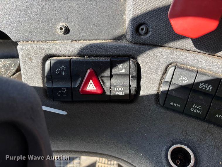 image for item YA1182 2017 Freightliner Cascadia semi truck