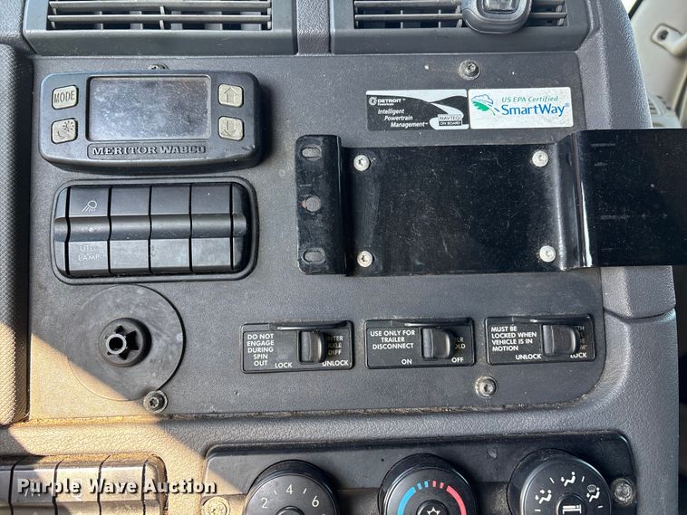 image for item YA1182 2017 Freightliner Cascadia semi truck