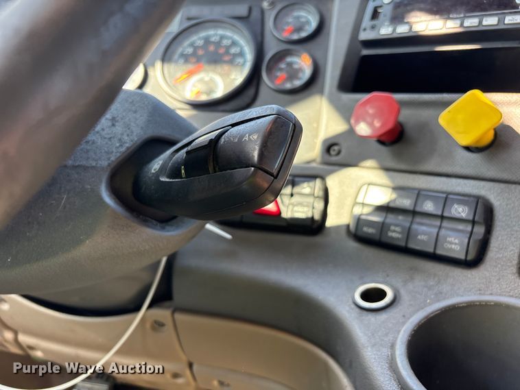 image for item YA1182 2017 Freightliner Cascadia semi truck