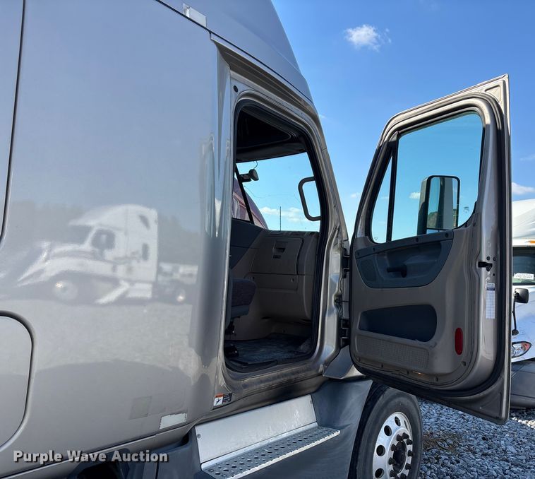 image for item YA1182 2017 Freightliner Cascadia semi truck