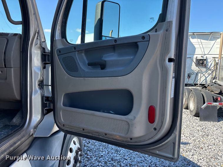 image for item YA1182 2017 Freightliner Cascadia semi truck