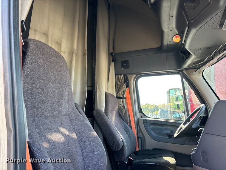 image for item YA1182 2017 Freightliner Cascadia semi truck