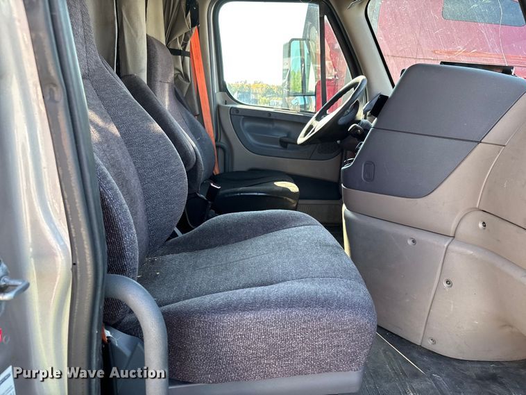 image for item YA1182 2017 Freightliner Cascadia semi truck