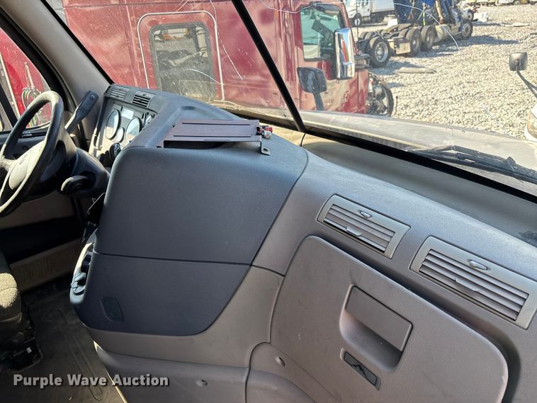 image for item YA1182 2017 Freightliner Cascadia semi truck