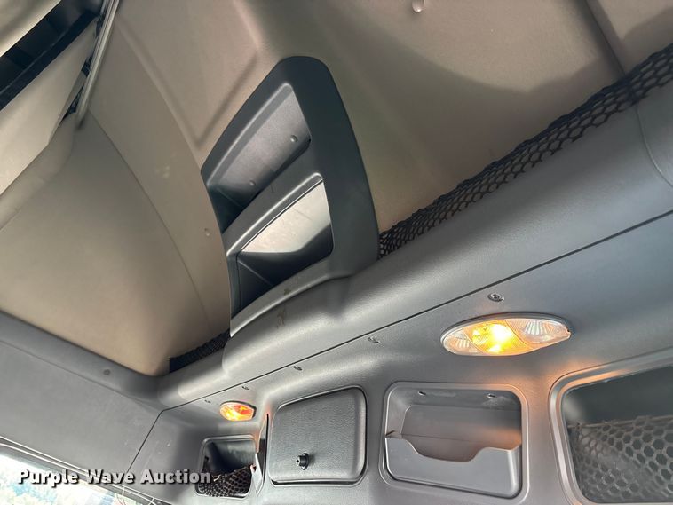 image for item YA1182 2017 Freightliner Cascadia semi truck