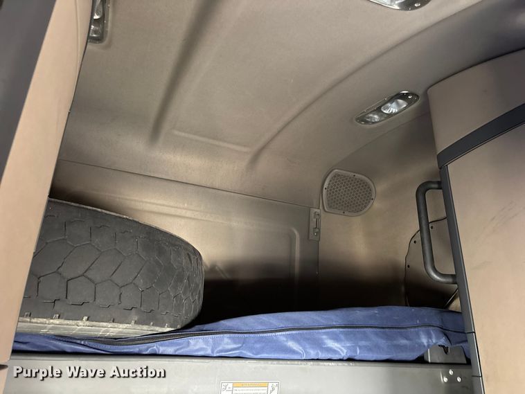 image for item YA1182 2017 Freightliner Cascadia semi truck