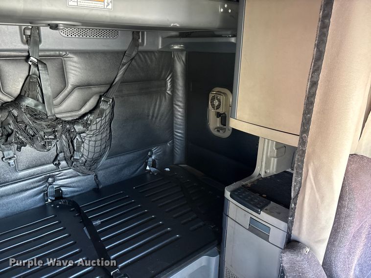 image for item YA1182 2017 Freightliner Cascadia semi truck