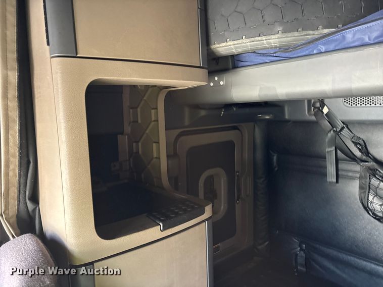 image for item YA1182 2017 Freightliner Cascadia semi truck